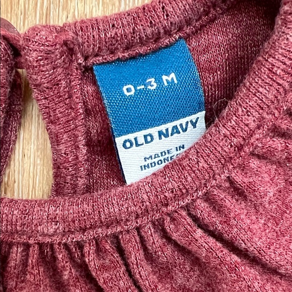 Old Navy ⭐️ Maroon Baby Outfit 0-3 months - Picture 2 of 8